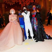 Penyanyi Billie Eilish, penyair Amanda Gorman, aktor Timothée Chalamet, dan bintang tenis Naomi Osaka terpilih sebagai co-chair MET Gala 2021. Salah satu tugas mereka adalah mendampingi bos majalah Vogue Anna Wintour untuk menyambut para tamu di dalam museum. (Foto: Getty Images for The Met Museum/Vogue)