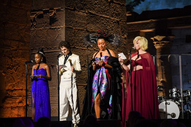 Para co-chairs saat tampil di panggung MET Gala 2021. Keempatnya mewakili gen-z yang menjadi masa depan. Penampilan Billie Eilish di perhelatan tersebut sekaligus mengukir sejarah tersendiri. Menurut CNN, penyanyi 19 tahun itu akan menjadi cochair termuda dalam sejarah MET Gala. (Foto: Getty Images for The Met Museum/Vogue)