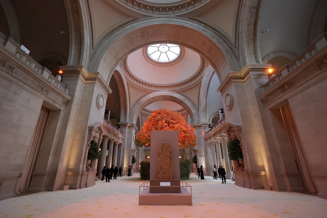 MET Gala berlangsung di Metropolitan Museum of Art yang bangunannya sudah berusia 146 tahun itu. Kemegahan bangunan bergaya Eropa itu menjadi saksi bisu ingar-bingar acara yang dijuluki Oscar-nya ajang fashion itu. (Foto: Getty Images for The Met Museum/Vogue)