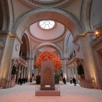 MET Gala berlangsung di Metropolitan Museum of Art yang bangunannya sudah berusia 146 tahun itu. Kemegahan bangunan bergaya Eropa itu menjadi saksi bisu ingar-bingar acara yang dijuluki Oscar-nya ajang fashion itu. (Foto: Getty Images for The Met Museum/Vogue)