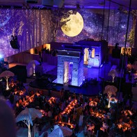 Pertama kali digelar pada 1948, MET Gala bertujuan untuk menggalang dana bagi Costume Institute dan komunitas fashion Amerika Serikat. Salah satu bentuk penggalangan dananya melalui sponsor dan penjualan tiket. Tahun ini, Instagram menjadi sponsor utama. Adapun satu tiket untuk bisa menikmati jamuan malam di MET Gala sekaligus bertemu selebriti terkenal bernilai US$ 30 ribu atau Rp 427 juta. (Foto: Getty Images for The Met Museum/Vogue)