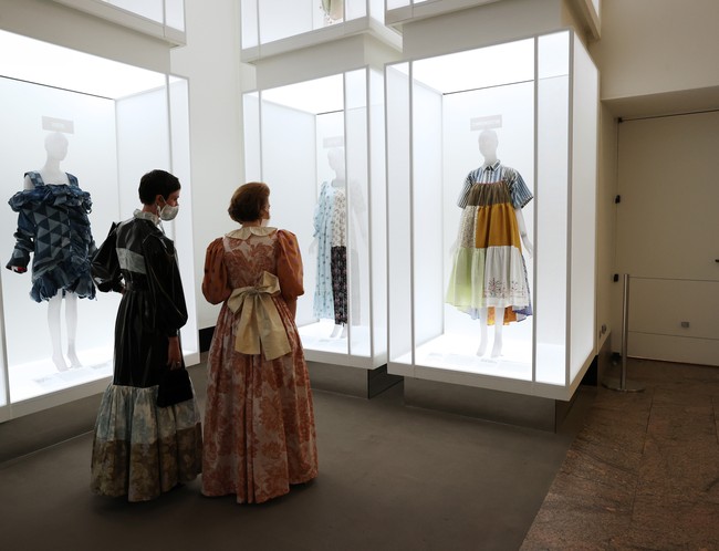 Selain untuk amal, kehadiran MET Gala sekaligus menandai dibukanya pameran fashion tahunan Metropolitan Museum of Art. Tahun ini tema yang diusung adalah  In America: A Lexicon of Fashion. Para tamu mendapatkan kesempatan eksklusif untuk melihat koleksi-koleksi pameran untuk pertama kali. (Foto: Getty Images for The Met Museum/Vogue)