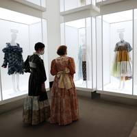 Selain untuk amal, kehadiran MET Gala sekaligus menandai dibukanya pameran fashion tahunan Metropolitan Museum of Art. Tahun ini tema yang diusung adalah  In America: A Lexicon of Fashion. Para tamu mendapatkan kesempatan eksklusif untuk melihat koleksi-koleksi pameran untuk pertama kali. (Foto: Getty Images for The Met Museum/Vogue)