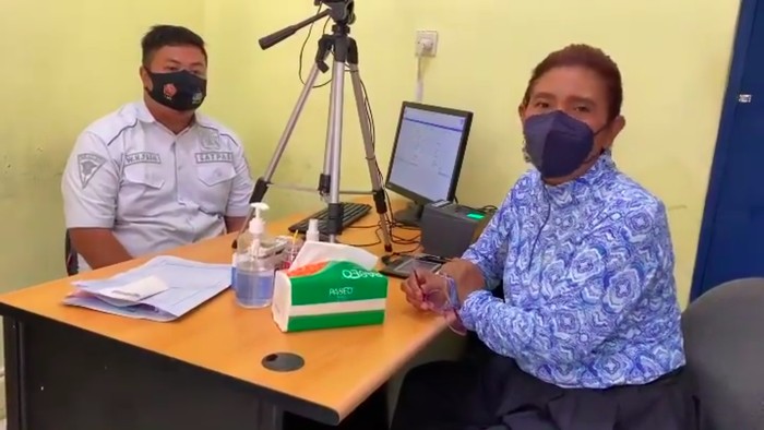 Susi Pudjiastuti Mengurus SIM yang Mati 20 Tahun. Susi ikut ujian SIM lagi