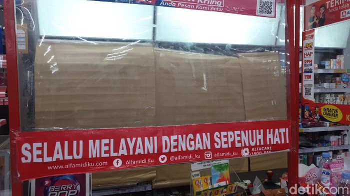 Beberapa hari terakhir, seluruh minimarket di DKI Jakarta diimbau untuk menutup display rokok. Ada yang patuh, ada juga yang masih kucing-kucingan.