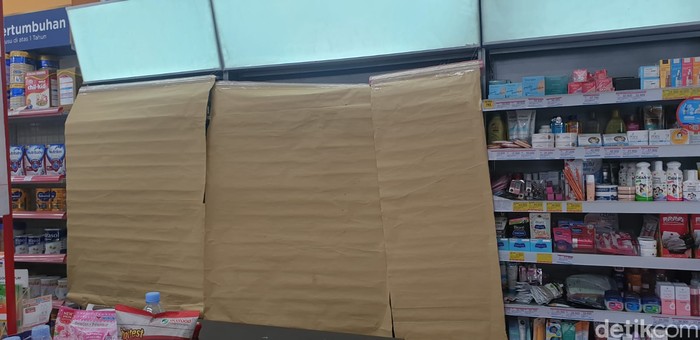Beberapa hari terakhir, seluruh minimarket di DKI Jakarta diimbau untuk menutup display rokok. Ada yang patuh, ada juga yang masih kucing-kucingan.
