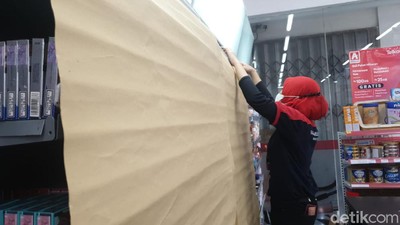 Tak Boleh Lagi Pajang Rokok, Kasir Minimarket Sibuk Pasang Penutup