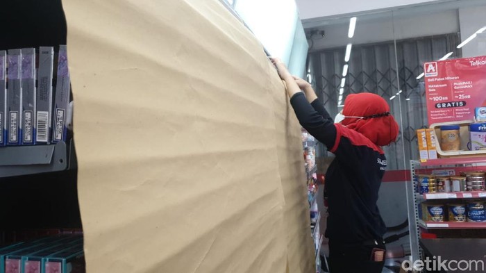 Tak Boleh Lagi Pajang Rokok, Kasir Minimarket Sibuk Pasang Penutup Beberapa hari terakhir, seluruh minimarket di DKI Jakarta diimbau untuk menutup display rokok. Ada yang patuh, ada juga yang masih kucing-kucingan.