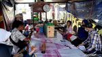 Tak Mampu Bayar Kontrakan, Suami-Istri Ini Ajak Anak Tidur di Angkringan
