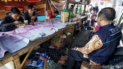 Tak Mampu Bayar Kontrakan, Suami-Istri Ini Ajak Anak Tidur di Angkringan