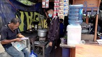 Dengan kondisi serba terbatas, 10 anak Cahyo pun tidur di tempat seadanya. Seperti di bawah meja warungnya yang tentunya tidak begitu luas. Di bawah meja hanya cukup untuk dua sampai 3 orang saja. Tapi kalau dipaksakan bisa juga muat sampai empat orang anak. Sementara yang lainnya, ikut membantu orang tuanya melayani pembeli. Ari Purnomo/Detikcom.