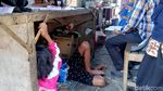 Tak Mampu Bayar Kontrakan, Suami-Istri Ini Ajak Anak Tidur di Angkringan