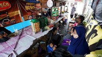 Sejak kehidupan Cahyo dan Wiwin viral, sejumlah bantuan pun berdatangan. Mulai dari kepolisian Polsek Kartasura, dari Dinas Sosial (Dinsos) Sukoharjo, dari sejumlah yayasan dan juga perorangan. Bantuan yang diberikan mulai dari sembako, mainan anak, uang, beras, mi instan, seragam sekolah dan juga berbagai bantuan lainnya. Lurah Kartasura Agus Zaelani mengatakan, Cahyo dan keluarga merupakan warga Kartasura. Dan sejumlah bantuan sudah diterima langsunh oleh yang bersangkutan. Tadi sudah mendapatkan bantuan dan juga diberikan uang untuk membayar uang kos selama dua bulan, ucapnya. Kartika Bagus/Detikcom.