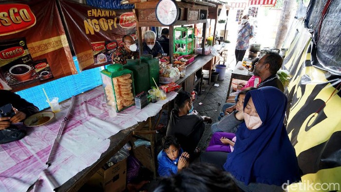 Tak Mampu Bayar Kontrakan, Suami-Istri Ini Ajak Anak Tidur di Angkringan Kisah hidup Cahyo (51) dan Wiwin viral di media sosial. Ia terpaksa membawa 10 anaknya berjualan wedangan dan tidur di warung karena tak mampu bayar kontrakan