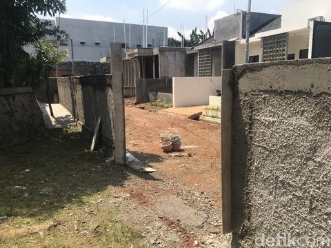 Tembok perumahan yang semula persempit akses warga kampung Serua, kini sudah selesai dibongkar, 16 September 2021. (Faiz Iqbal Maulid/detikcom)