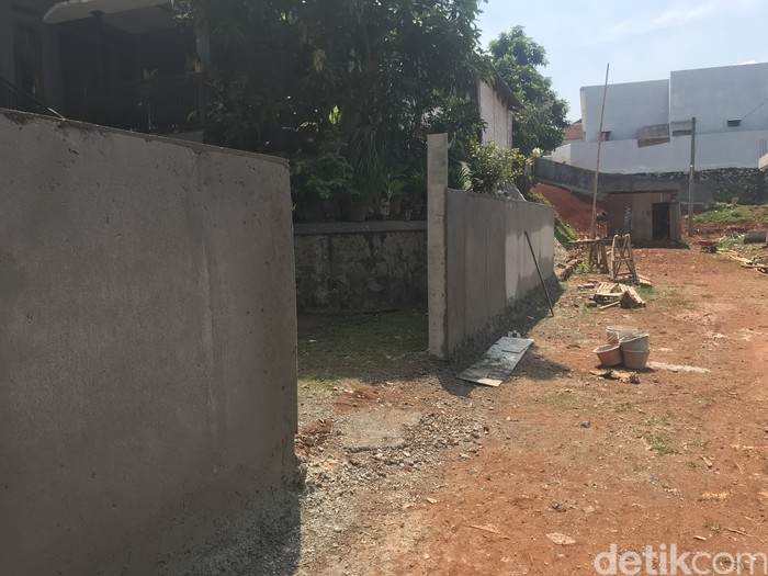 Tembok perumahan yang semula persempit akses warga kampung Serua, kini sudah selesai dibongkar, 16 September 2021. (Faiz Iqbal Maulid/detikcom)