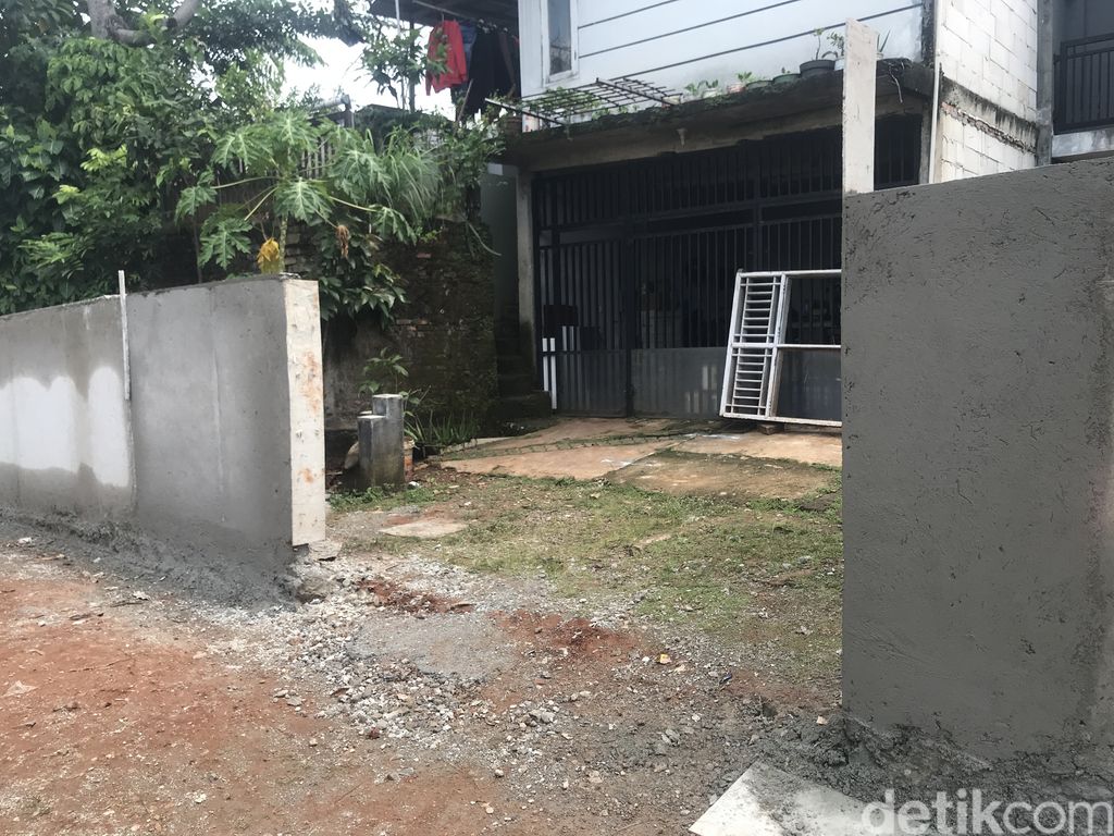 Tembok perumahan yang semula persempit akses warga kampung Serua, kini sudah selesai dibongkar, 16 September 2021. (Faiz Iqbal Maulid/detikcom)
