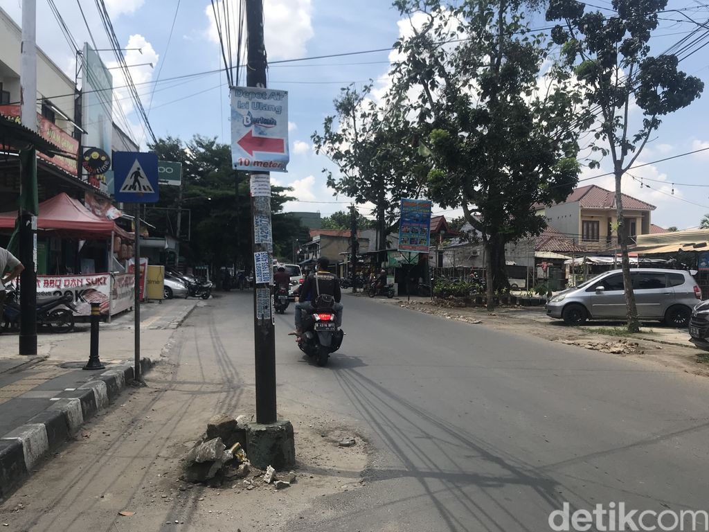 Tiang-tiang makan badan jalan di Jl WR Supratman, Ciputat Timur, Tangsel, 16 September 2021. (Faiz Iqbal Maulid/detikcom)