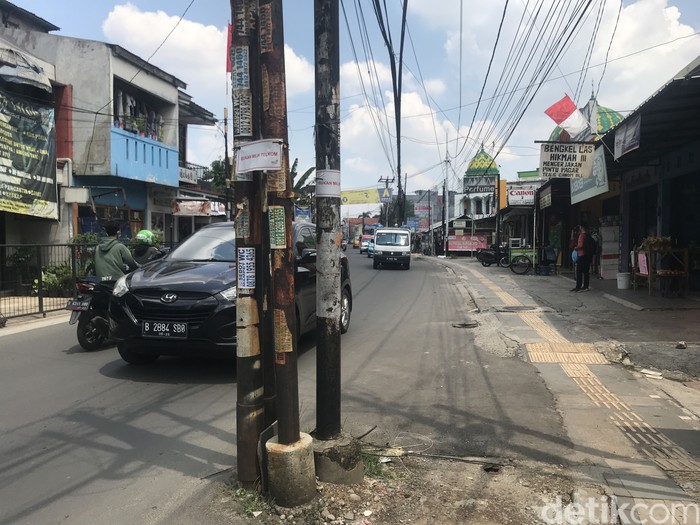 Tiang-tiang makan badan jalan di Jl WR Supratman, Ciputat Timur, Tangsel, 16 September 2021. (Faiz Iqbal Maulid/detikcom)