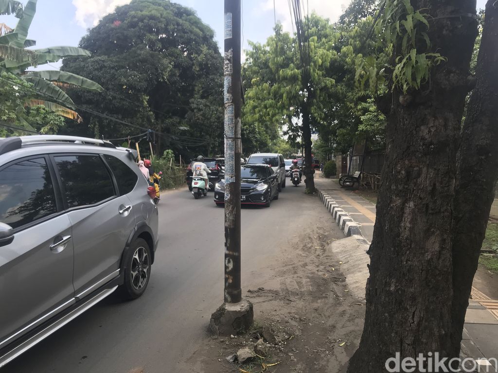 Tiang-tiang makan badan jalan di Jl WR Supratman, Ciputat Timur, Tangsel, 16 September 2021. (Faiz Iqbal Maulid/detikcom)