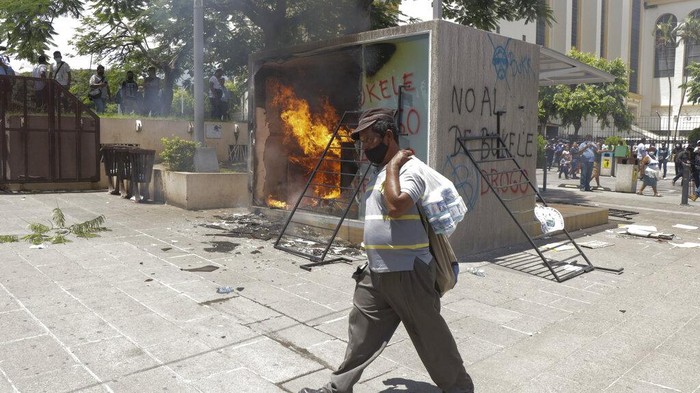 Aksi protes menolak bitcoin di El Salvador kian panas. ATM uang kripto di negara itu pun jadi sasaran pembakaran massa. Ini fotonya.