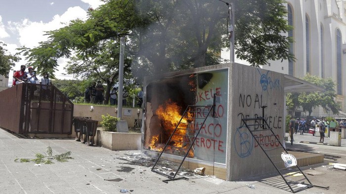 Aksi protes menolak bitcoin di El Salvador kian panas. ATM uang kripto di negara itu pun jadi sasaran pembakaran massa. Ini fotonya.