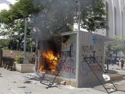 Tolak Bitcoin, ATM Uang Kripto Dibakar Massa