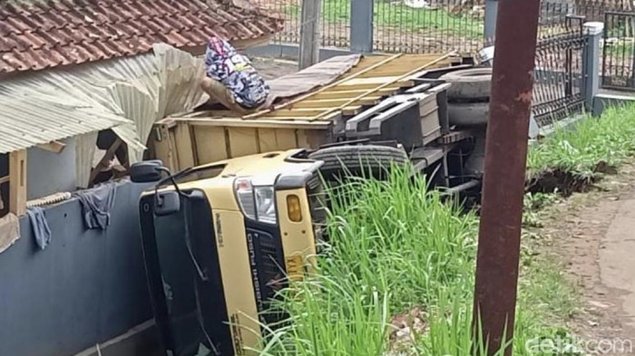 Truk Seruduk Pagar Rumah Warga di Sukabumi