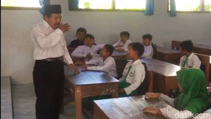 ular kobra di sekolah di banyuwangi