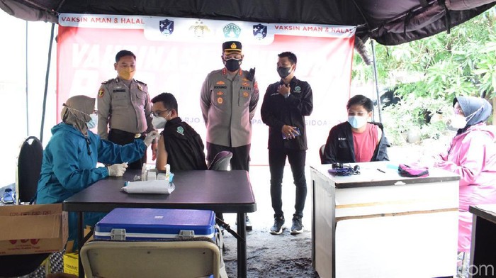 Para Pendekar Pagar Nusa di Sidoarjo mendapat suntikan vaksinasi COVID-19. Ini sebagai upaya percepatan membentuk herd immunity.