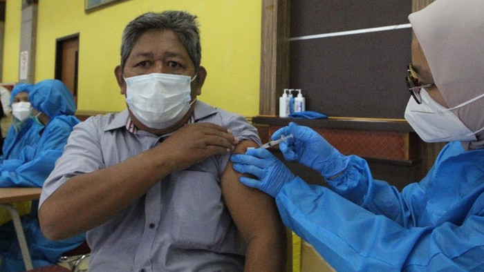 Vaksinasi COVID-19 terus dikebut untuk mengejar herd immunity. Salah satunya di sentra vaksinasi IPSM Nasional, Gelanggang Olahraga Remaja (GOR) Rawamangun, Jakarta.