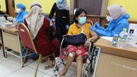 Warga menerima vaksin COVID-19 di Gelanggang Olahraga Remaja (GOR) Rawamangun, Jakarta Timur, Kamis (16/9/21).