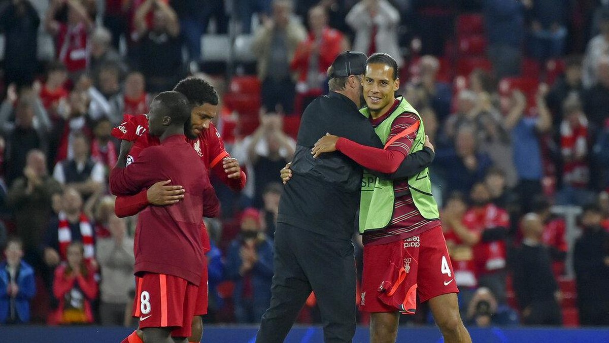 Selalu jadi starter di Premier League, Virgil van Dijk dicadangkan saat Liverpool menghadapi AC Milan di Liga Champions (Foto: AP/Rui Vieira)