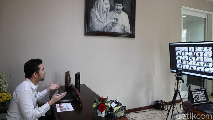 Wakil Gubernur Jatim Emil Elestianto Dardak memberi ceramah virtual kepada peserta diklat BPSDM Jatim. Emil menyampaikan, dunia mengalami perubahan dengan adanya digitalisasi dan revolusi industri 4.0.
