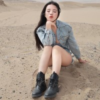 Selama fitting, aku akan berlatih naik tangga dan duduk dengan busanaku karena sangat penting untuk merasakan busanamu jadi kamu bisa memakainya (dengan nyaman) dan bukannya sebaliknya. Aku cenderung suka memakai sepatu yang nyaman untuk membantuku merasa percaya diri saat berjalan, Foto: Instagram @wendyyu_official