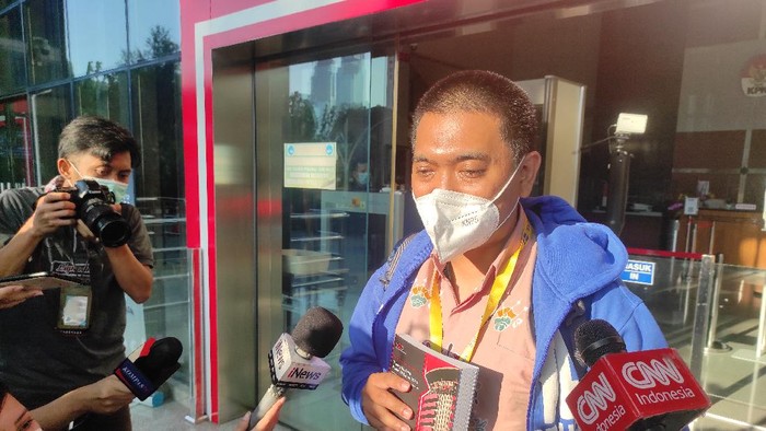 Yudi Purnomo saat hendak meninggalkan gedung KPK, Kunigan, Jaksel. Dia membawa sebuah kardus, Kamis (16/9/2021).