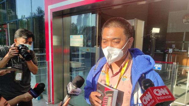 Yudi Purnomo saat hendak meninggalkan gedung KPK, Kunigan, Jaksel. Dia membawa sebuah kardus, Kamis (16/9/2021).