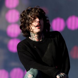 Oliver Sykes BMTH Gegar Otak Ringan gegara Fans Lempar Ponsel ke Kepala