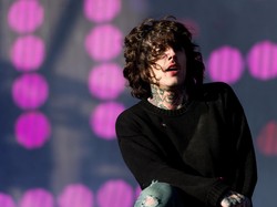 Oliver Sykes BMTH Gegar Otak Ringan gegara Fans Lempar Ponsel ke Kepala