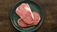 Steak wagyu yang berbahan beef Jepang adalah salah satu steak yang paling lezat dan termahal di dunia. Dagingnya memiliki aroma yang luar biasa. Di Jepang, anak sapi wagyu murni dirawat dengan diberi pijatan, minum bir dan dikasih dengar musik klasik. Harga 1 kg daging jenis ini bisa mencapai US$ 450 atau setara Rp 6,39 juta. Foto: Dok. Sam Ruttyn