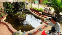 Lokasi yang dekat dengan pemukiman warga, membuat taman ini dimanfaatkan oleh anak-anak sekitar untuk bermain.