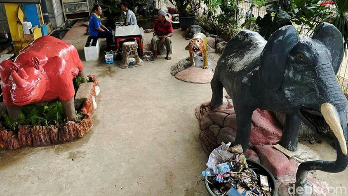 Ada 'Gajah' hingga 'Harimau' di Kolong Tol Becakayu Warga Cipinang Melayu, Jakarta Timur, punya cara tersendiri untuk memanfaatkan lahan di bawah kolong jembatan layang Tol Becakayu. Lahan tersebut dihiasi dengan patung replika binatang aneka satwa serta kolam ikan. Mulai dari replika binatang Burung, Jerapah, Gajah, Badak, hingga Harimau, menghiasi kolong jembatan layang Tol Becakayu.