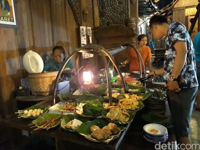 Angkringan legendaris di Solo 5 Angkringan Legendaris di Solo, Ada yang Langganan Presiden Jokowi