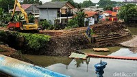Pengerukan ini dilakukan untuk mencegah luapan air saat musim hujan.