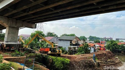 Antisipasi Banjir, Sungai di Cipinang Melayu Terus Dikeruk