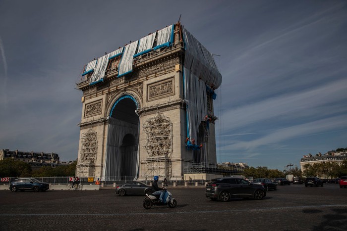 Arc De Triomphe Prancis Berselimut Kain Panjang PARIS, FRANCE - SEPTEMBER 12: Workers begin the process of wrapping up the Arc De Triomphe monument in silver-blue fabric on September 12, 2021, in Paris, France. The monumental installation will wrap the landmark Parisian monument under a 25,000 square meters silver and blue fabric.