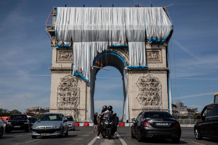 Arc De Triomphe Prancis Berselimut Kain Panjang PARIS, FRANCE - SEPTEMBER 12: Workers begin the process of wrapping up the Arc De Triomphe monument in silver-blue fabric on September 12, 2021, in Paris, France. The monumental installation will wrap the landmark Parisian monument under a 25,000 square meters silver and blue fabric.