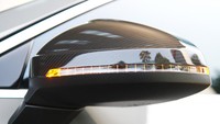 Rumah kaca spion berbalut aksen karbon. Foto: Audi