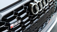 Audi RS 4 Avant kini punya desain grille singleframe yang lebih lebar dan lebih rata. Selain itu, grille dari mobil ini juga mendapat struktur sarang lebah 3-dimensi berbalut warna hitam gloss yang menjadi ciri khas dari model-model RS. Foto: Audi