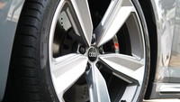 The New Audi RS 4 Avant yang ditawarkan hadir dengan velg forged alloy 19 inci berbalut ban 265/35 sebagai velg standar. Foto: Audi